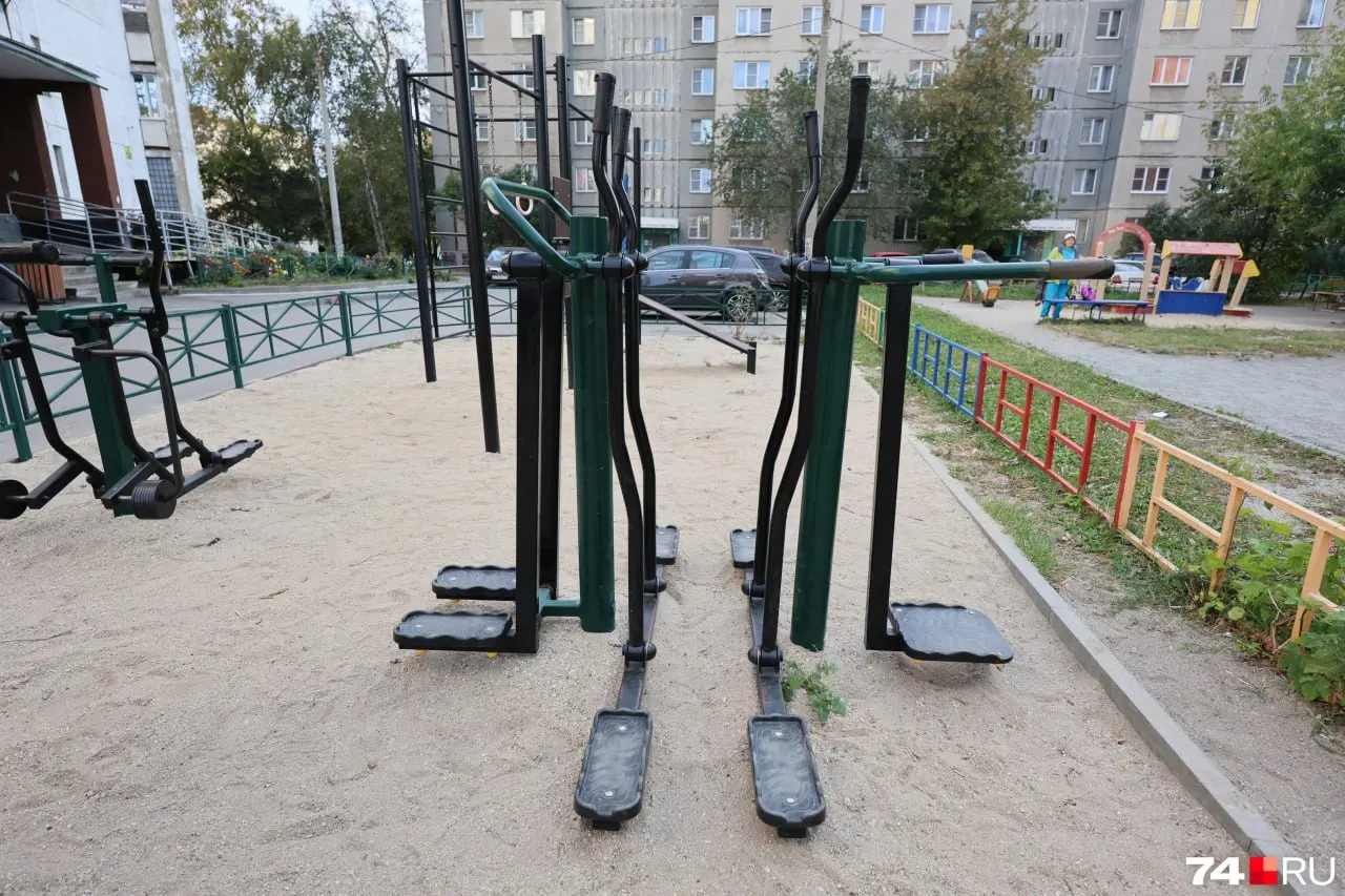 10-летняя девочка получила травму пальца на детском тренажёре; ей потребовалась операция. Расследование началось по статье об оказании услуг, не отвечающих требованиям безопасности; семья утверждает, что на этом оборудовании подобные травмы происходят не впервые.