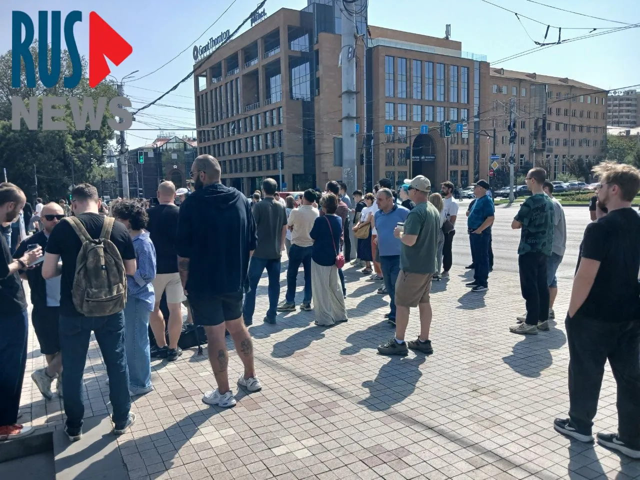 К посольству России в Ереване к полудню выстроилась крупная очередь — более тысячи избирателей; рядом проходит митинг около сотни человек, активисты держат плакаты.