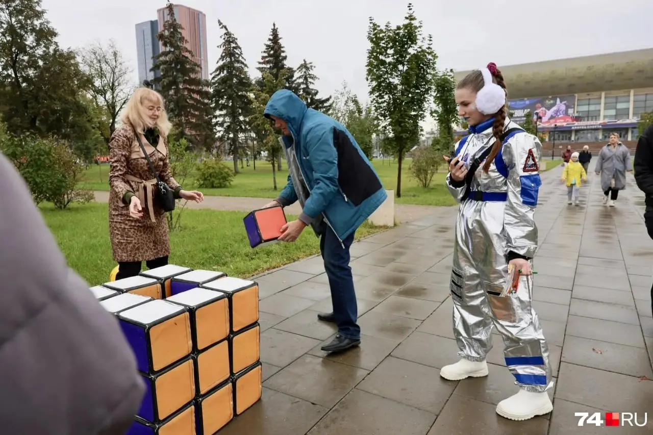 К празднику города жители участвовали в интерактивной программе: станции на буквы, настольные игры и музыкальная дискотека.