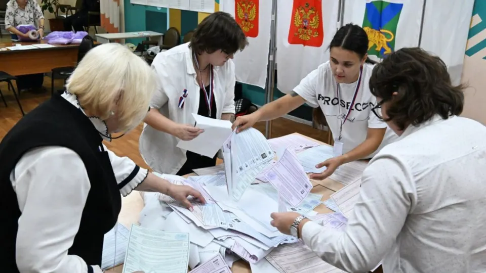 Аналитики фиксируют задержки с публикацией итогов по участкам; опубликованы частичные протоколы по ряду субъектов, в отдельных случаях отсутствуют данные по партиям.