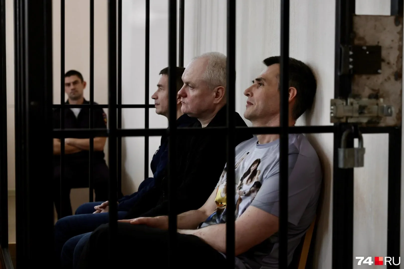 Расследуется схема многомиллиардных госконтрактов в дорожном строительстве: на скамье подсудимых — экс-министр и представители фирм; следствие утверждает, что тендеры подгонялись под нужных подрядчиков, а стоимость работ завышалась.
