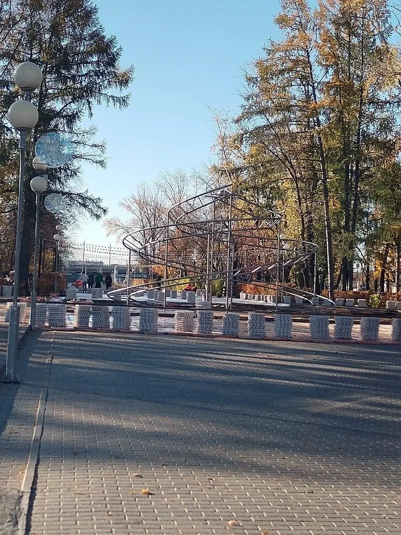 С 20 октября в детском парке Терешковой начнут монтировать каток; кататься можно будет при устойчивой минусовой температуре.