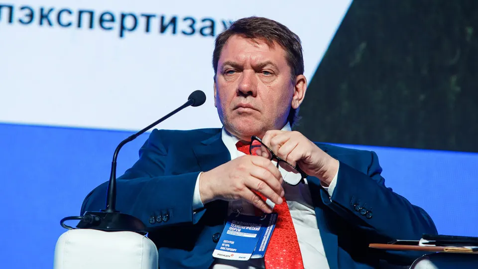 Должностное лицо, возглавляющее государственную организацию по запасам полезных ископаемых, задержано по обвинению в получении крупной взятки. Расследование продолжается.