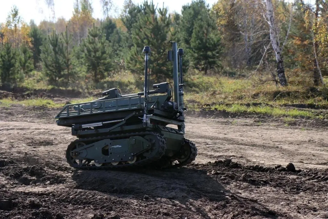 На полигоне отрабатывают доставку грузов роботами и беспилотниками, эвакуацию раненых и оборону территории.