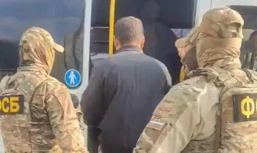 Задержание произошло после установления факта передачи не менее 400 тысяч рублей за благоприятные условия приемки по договору подряда; возбуждено уголовное дело о коммерческом подкупе.