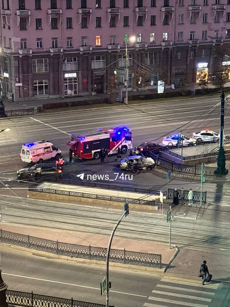 Водителя доставили в больницу; обстоятельства происшествия уточняются.