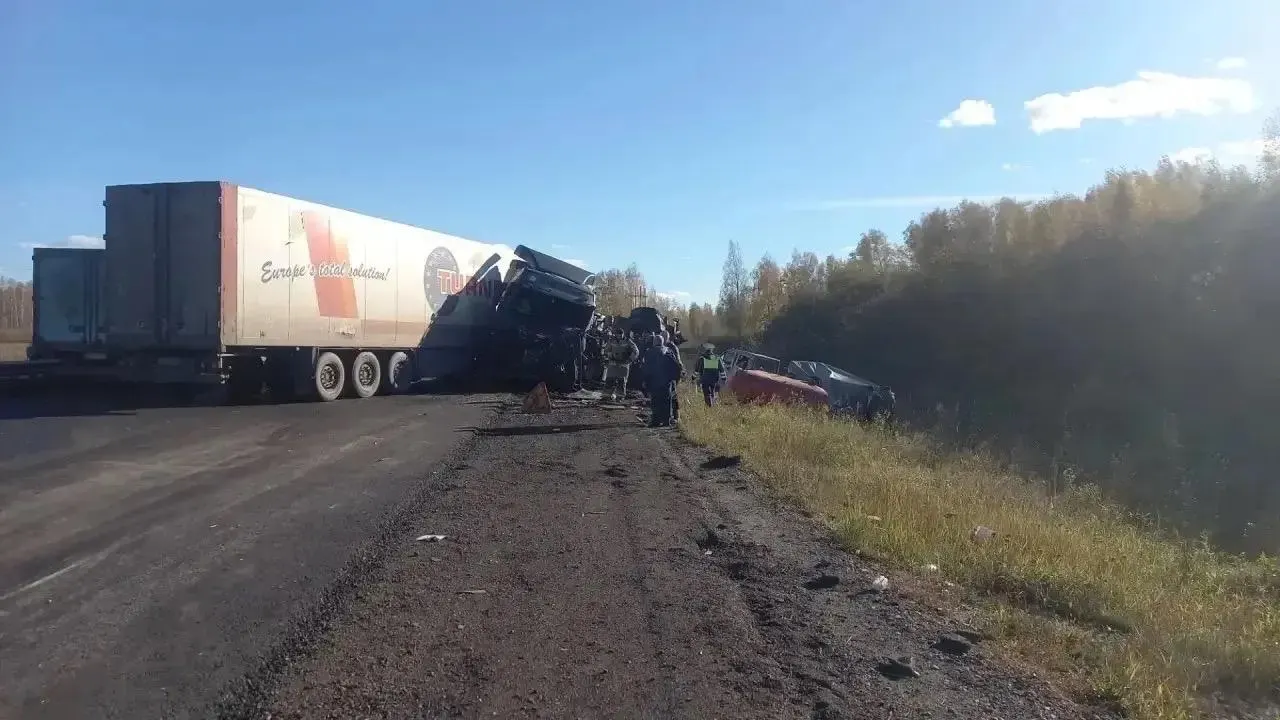 Грузовик врезался в две машины дорожной службы на трассе М-5 возле Екатеринбурга; водитель уснул за рулем. Пострадали двое рабочих. Водителям на подъезде к городу следует быть осторожнее.