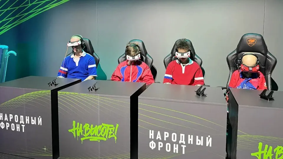 Новый государственный норматив по управлению беспилотниками внедряется в пилотном режиме в нескольких регионах и входит в проект «На высоте!», предусматривающий создание классов по обучению пилотированию, программированию и ремонту дронов.