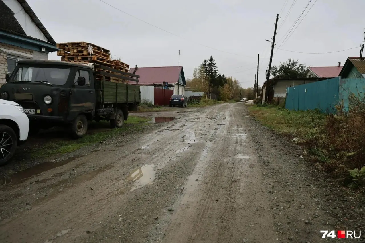 Дорожники обновили дорогу в Миассе: привезён щебень и выровнено покрытие; жители отмечают улучшение проезда.