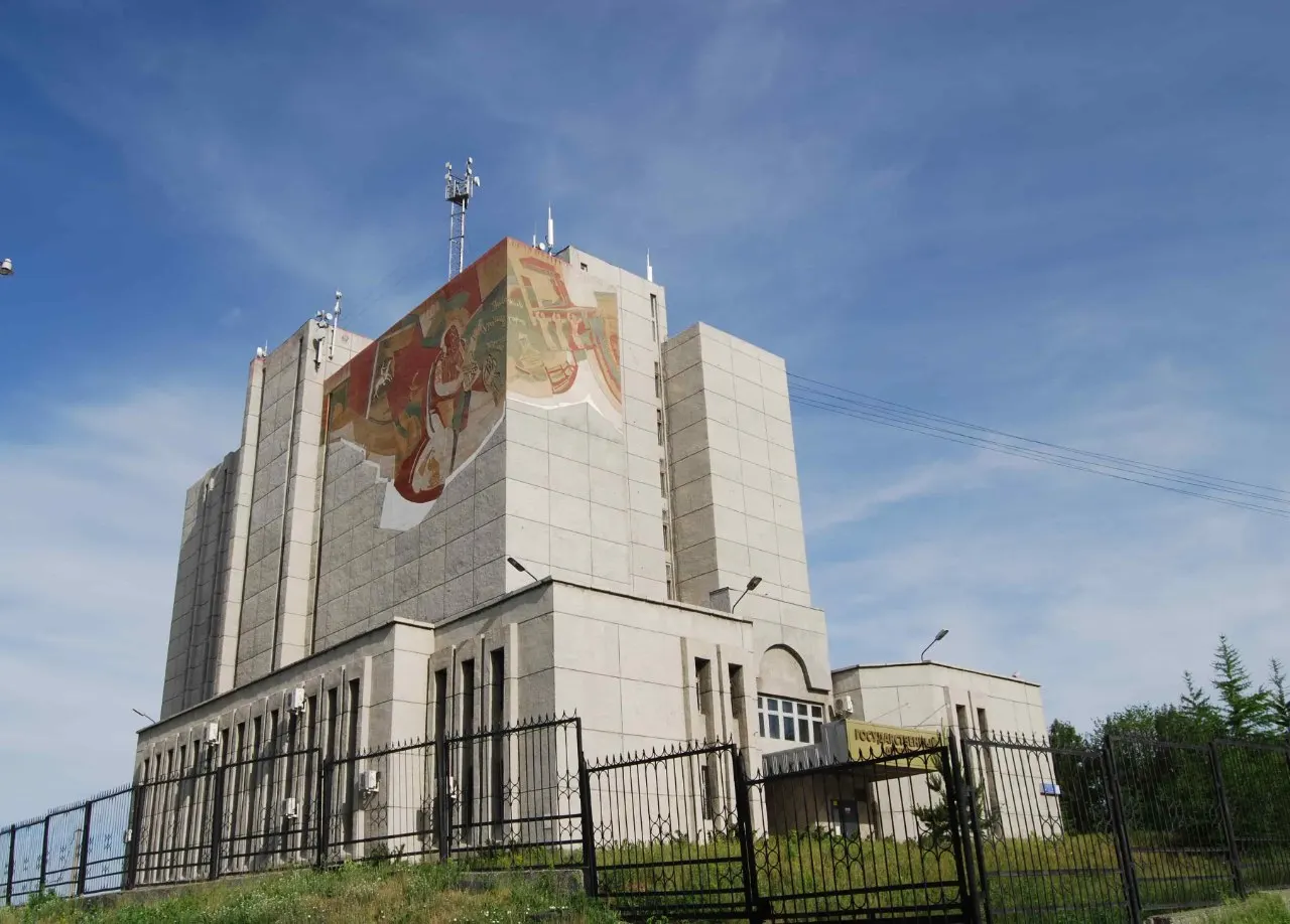 Новые правила позволяют закрывать не секретные архивы, что затрудняет изучение истории репрессий; как это влияет на исследователей и граждан.