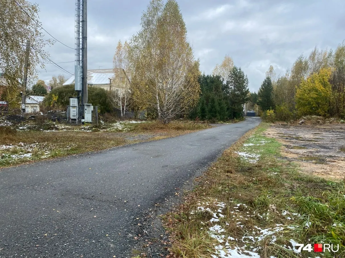 Десять домов поселка Парковый две недели остаются без света; рассматриваются варианты ремонта подстанции и передачи сетей в управление Россетей.