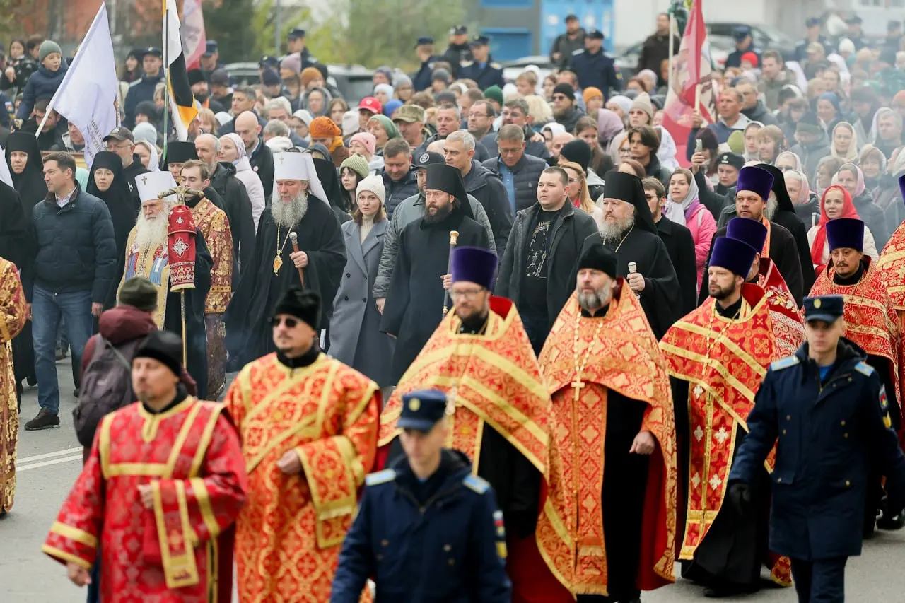 Верующие прошли по центральным улицам региона, дорога была временно перекрыта, а крестный ход завершился литургией в кафедральном соборе.