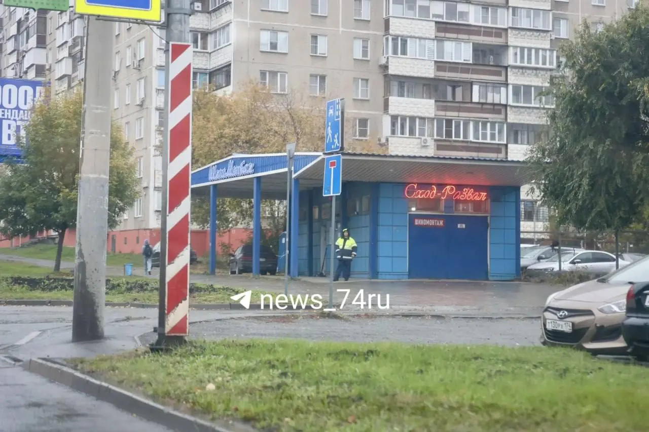 В центре Челябинска развернули посты полиции, дороги чистят и поливают, усилены патрули к аэропорту. В регионе проходят военные учения стран ОДКБ; объявлены временные ограничения на движение.