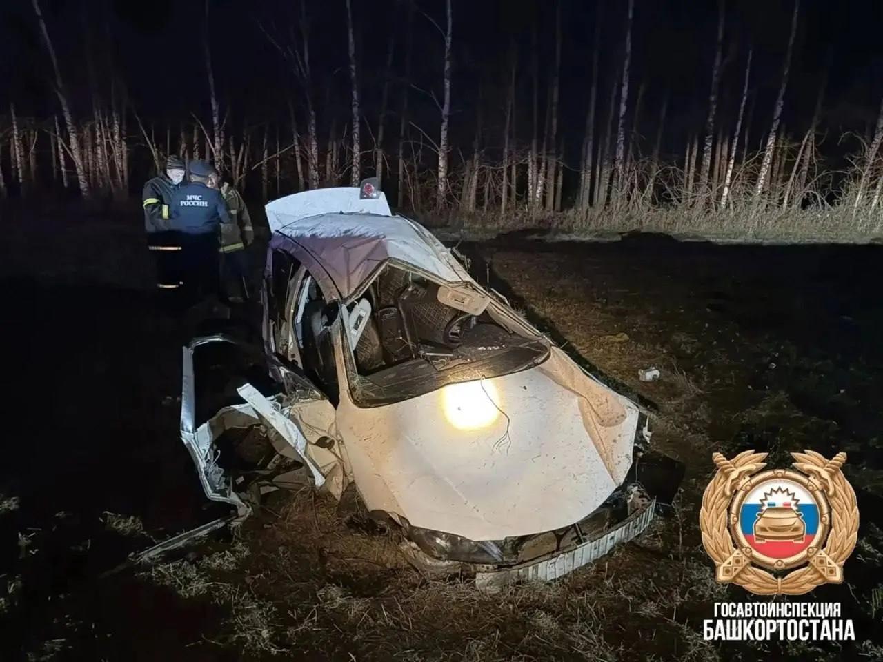 ДТП на трассе в районе Булгаково: водитель погиб, пассажиры — 32-летняя женщина и четверо детей — доставлены в больницу.