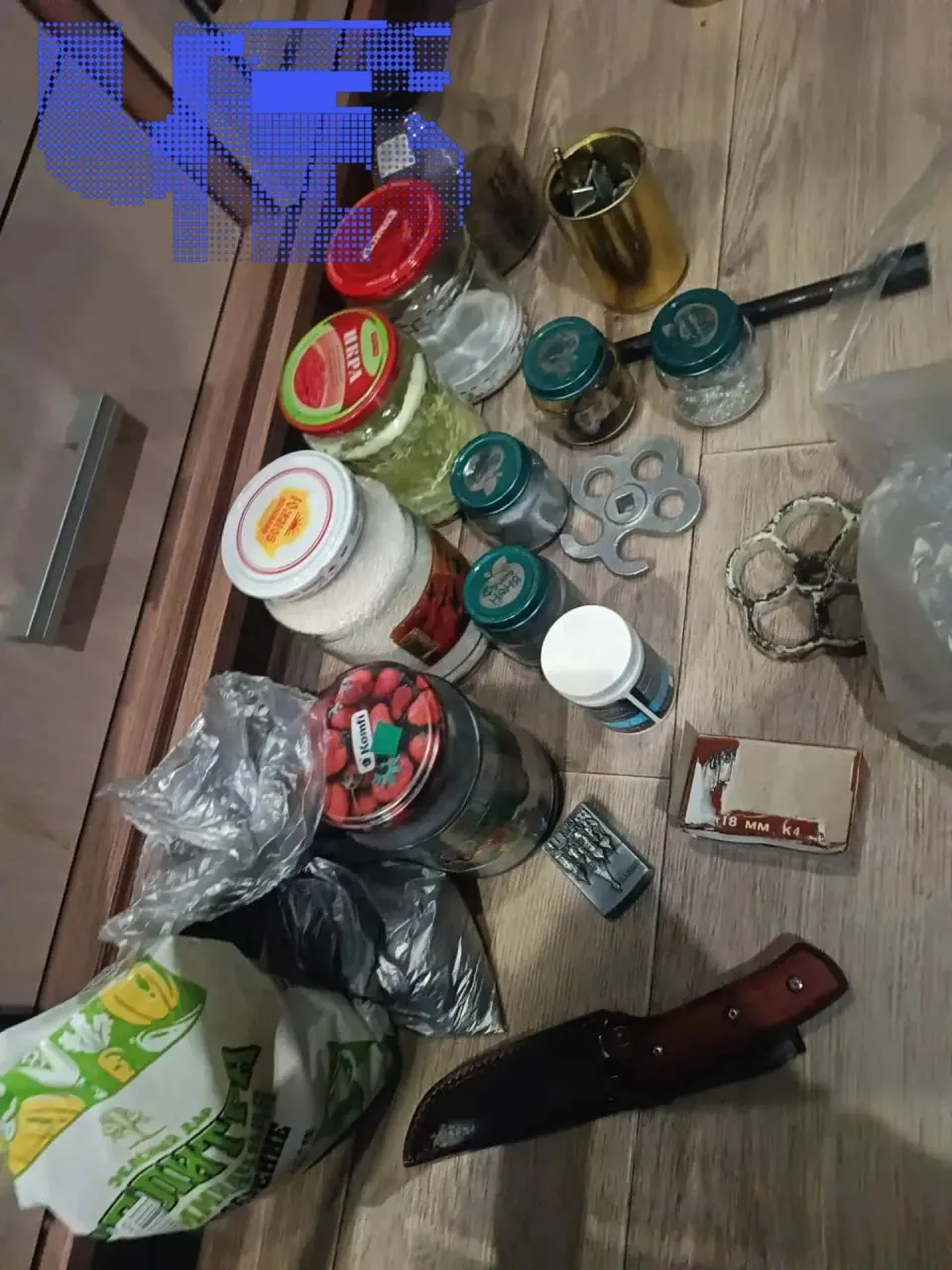 Правоохранительные органы задержали 18-летнего жителя Троицка по подозрению в самостоятельном изготовлении оружия; у него нашли порох, химикаты и самодельные устройства.