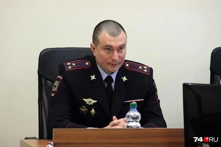 Областной суд приостановил иск о возвращении на службу Андрея Меньшенина. После служебной проверки уволенного обвинили в порочащем проступке; теперь стороны просят прекратить дело из-за утраты контакта с экс-начальником, который отправился на СВО.