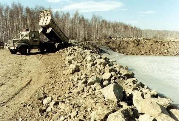 Озеро Карачай в Челябинской области стало эпицентром одной из крупнейших радиоактивных катастроф после проекта «Маяк»; сегодня оно законсервировано, а Озёрск остаётся закрытым городом.