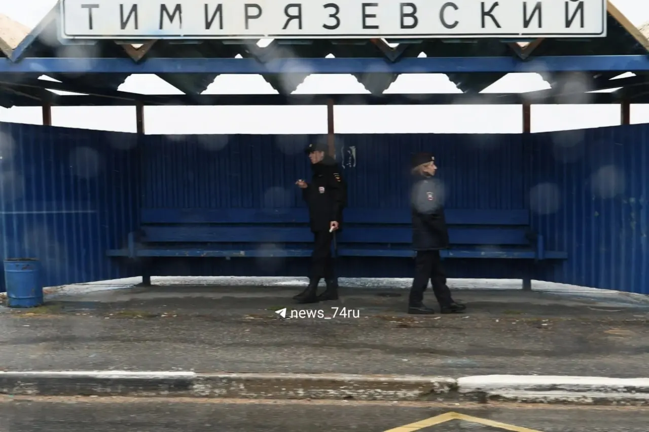 На трассе М-5 в Челябинской области проходят военные учения; вдоль дорог усилил контроль, дежурят полицейские и другие силовые структуры.