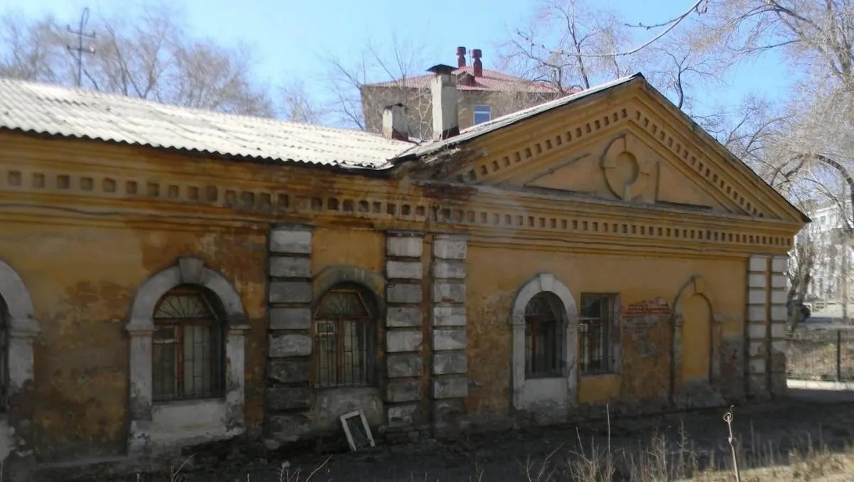 Столетнее здание на улице Свободы, 165, выставят на торги в первой половине 2027 года; стартовая цена — 4,6 млн рублей; реконструкция оценивается в 84,3 млн рублей с учётом охранных ограничений.