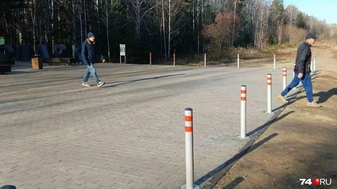 Горожане требуют разъяснений по срокам: подрядчик из Екатеринбурга должен был приступить к работам еще в сентябре, но на площадке пока изменений не видно.