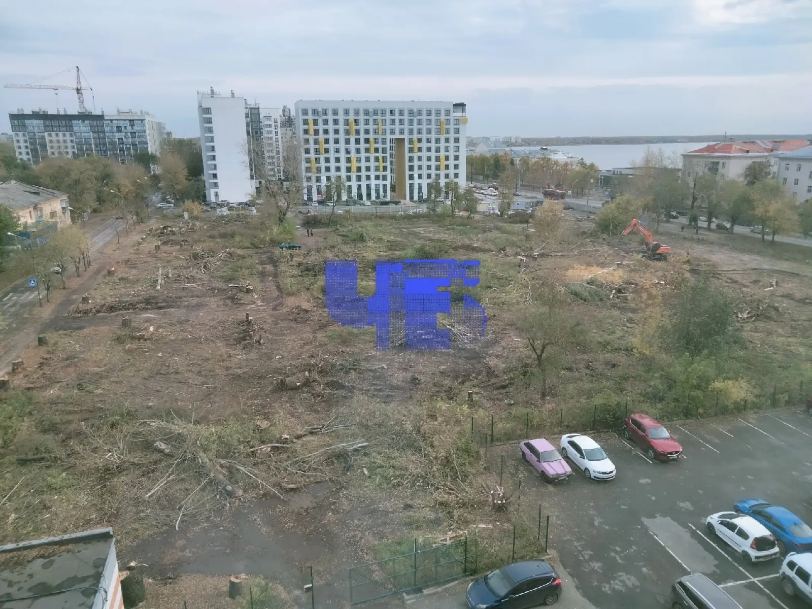 Жители Ленинского района Челябинска возмущены вырубкой зелёной зоны за домом №51 на Ереванской улице, где ранее росла многолетняя растительность.