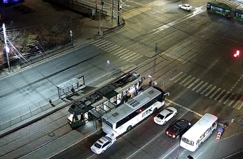 На перекрёстке в Челябинской области легковой автомобиль с мигалками врезался в автобус. Пострадали водитель и пассажир, на место прибыли медики.