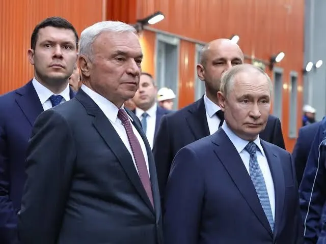 Государственную награду за вклад в развитие промышленности получил глава металлургического холдинга; в материале отмечаются меры по сокращению затрат, санкционная и военная подоплека связей предприятия.
