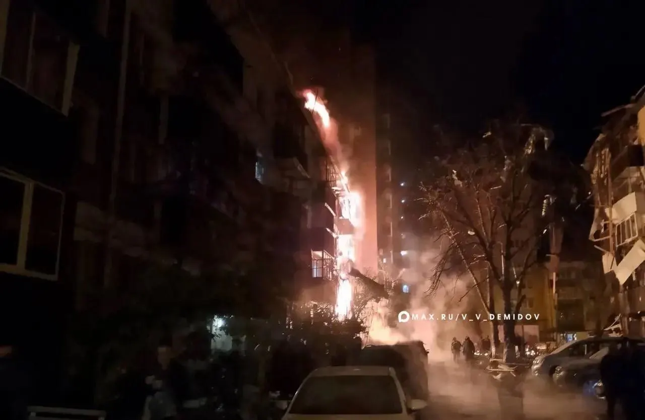 После ночной волны атак пострадали мирные жители; погиб один человек.