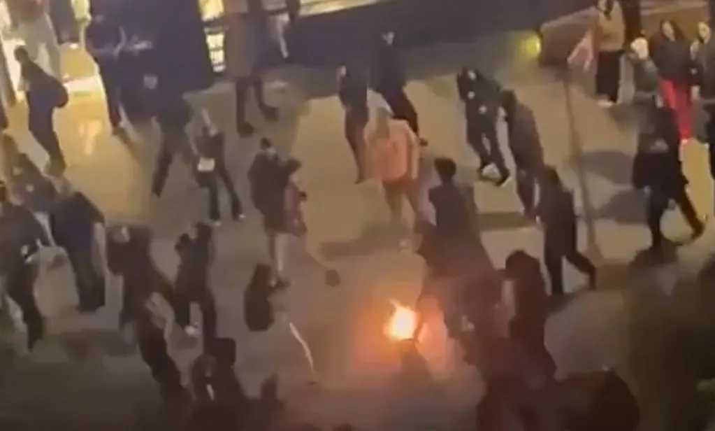 На Белом рынке города Челябинска произошла массовая драка с дымовыми шашками; полиция сообщает, что к ним не поступало обращений.