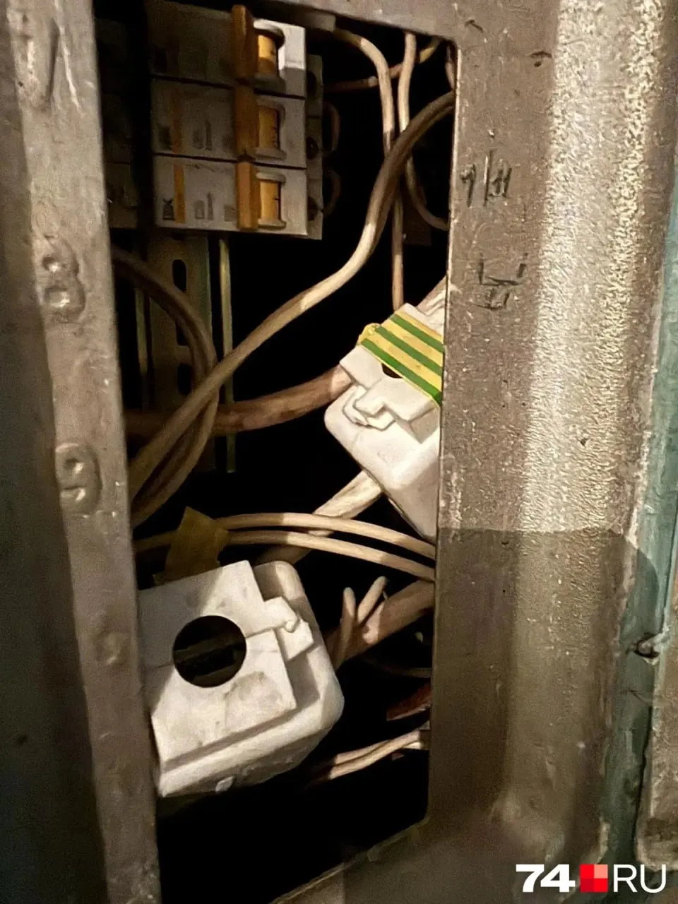 В квартире на первом этаже жилого дома зафиксирован громкий гул и резкий перерасход электроэнергии; жильцы обратились к управляющей компании, затем в полицию.