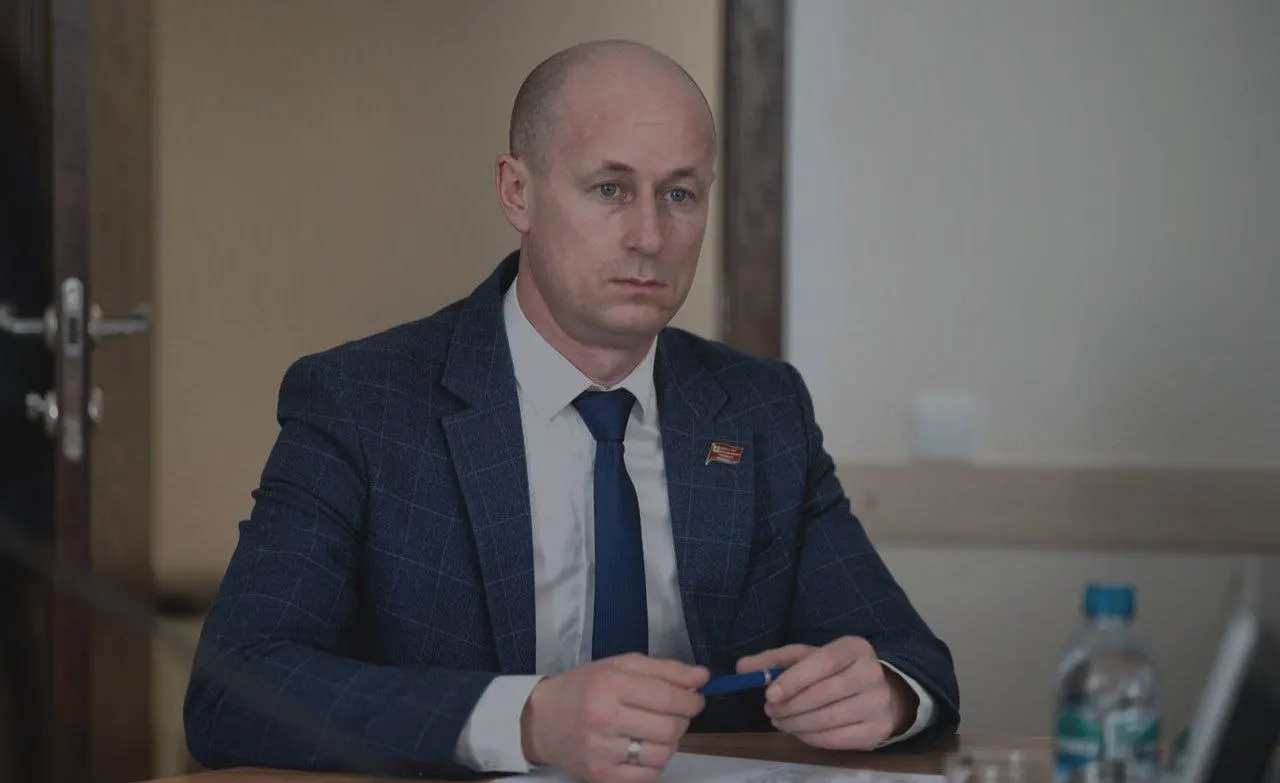 Депутат, мобилизованный в армию и возглавлявший гуманитарные проекты, получил премию «Человек труда – 2026» в номинации «Трудовое и патриотическое воспитание», несмотря на свидетельства о пытках и военных преступлениях, связанных с бригадой.