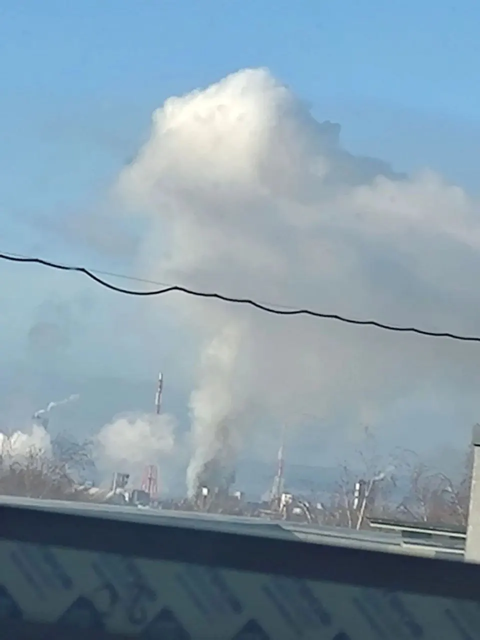 Ночные удары беспилотников повлекли ранения и разрушения: три человека госпитализированы, повреждены дома и объекты инфраструктуры; школы переведены на дистанционные формы обучения.