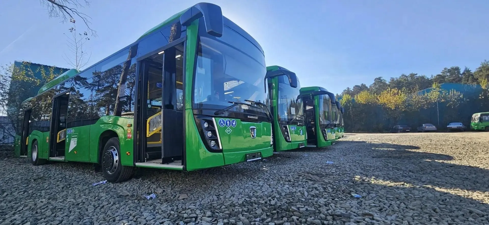 22 новых автобуса прибыли в Челябинск в рамках обновления общественного транспорта; в следующем месяце ожидается поступление ещё 124 машин на маршруты с нехваткой.