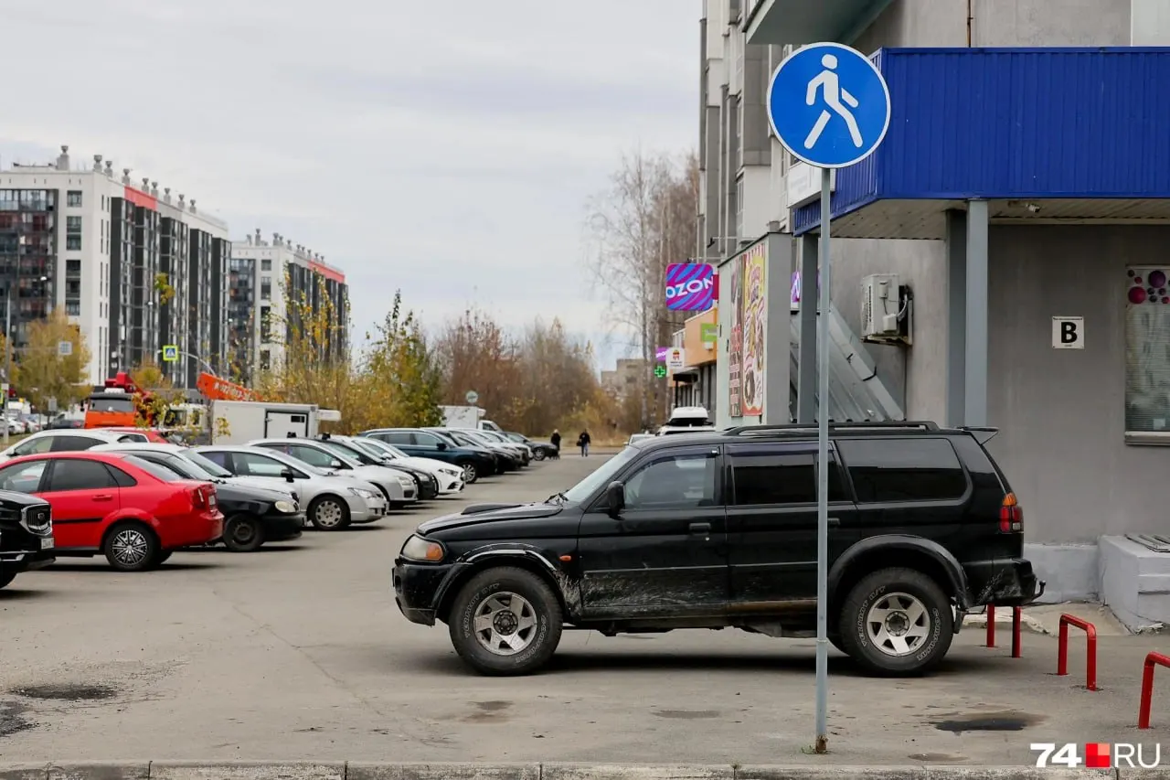 Жители района требуют ужесточения наказаний за парковку на тротуарах и пешеходных дорожках, обсуждают единый размер штрафов и эвакуацию автомобилей. Разъясняются различия между тротуаром и пешеходной дорожкой.