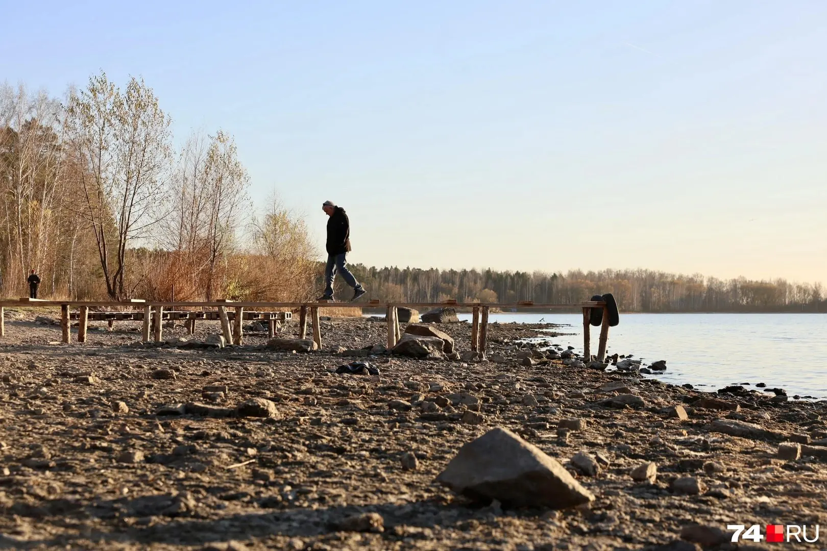 После продолжительного дождливого лета уровень воды в водохранилище Шершни близок к норме; береговая линия изменилась, власти поясняют причины.