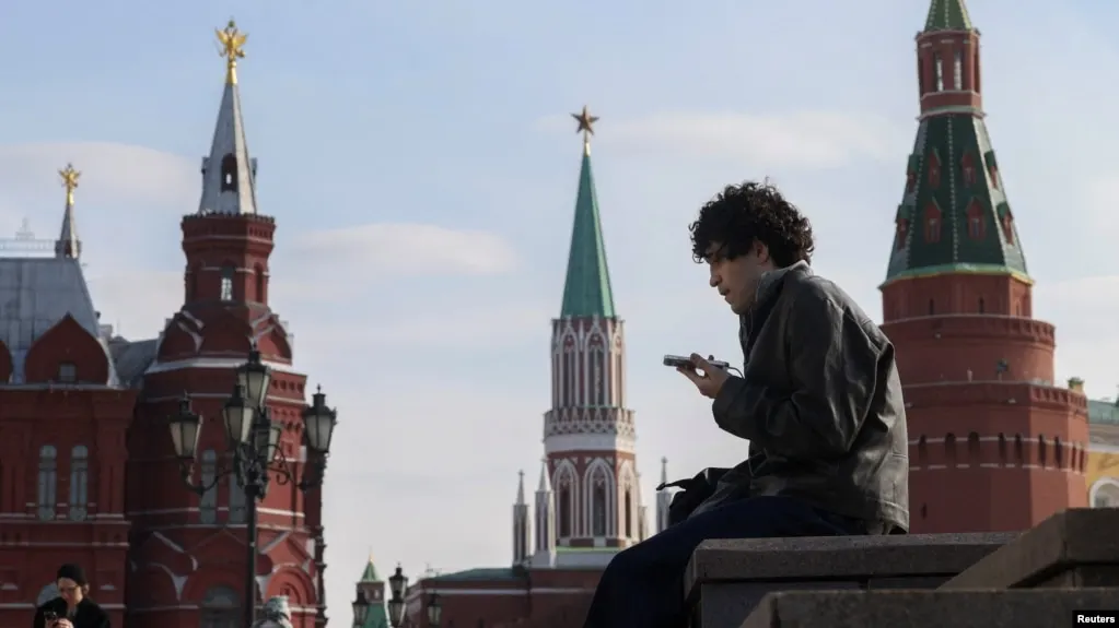Законопроект предусматривает идентификацию детей в соцсетях и сокращение времени пребывания в интернете для несовершеннолетних, с целью ограничения доступа к запрещённому контенту.