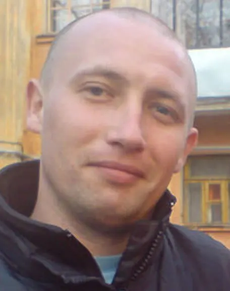 По данным регионального источника, речь идёт о бывшем руководителе ЧЭМК Павле Ходоровском и предполагаемой схеме взяток и давления на судей.
