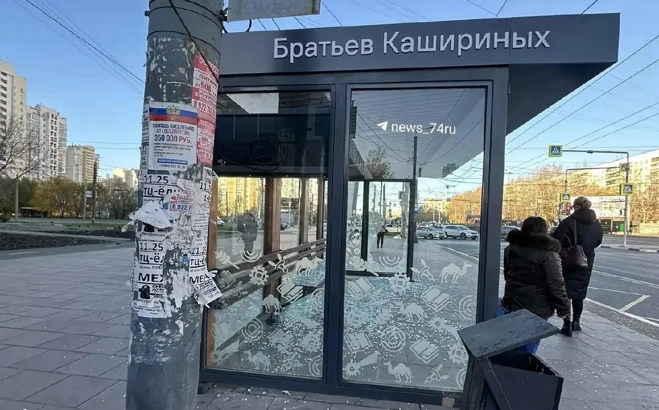 Ночью повредили павильон на остановке Братьев Кашириных. Мэрия обещает скорую уборку осколков и ремонт помещения, полиция будет уведомлена.