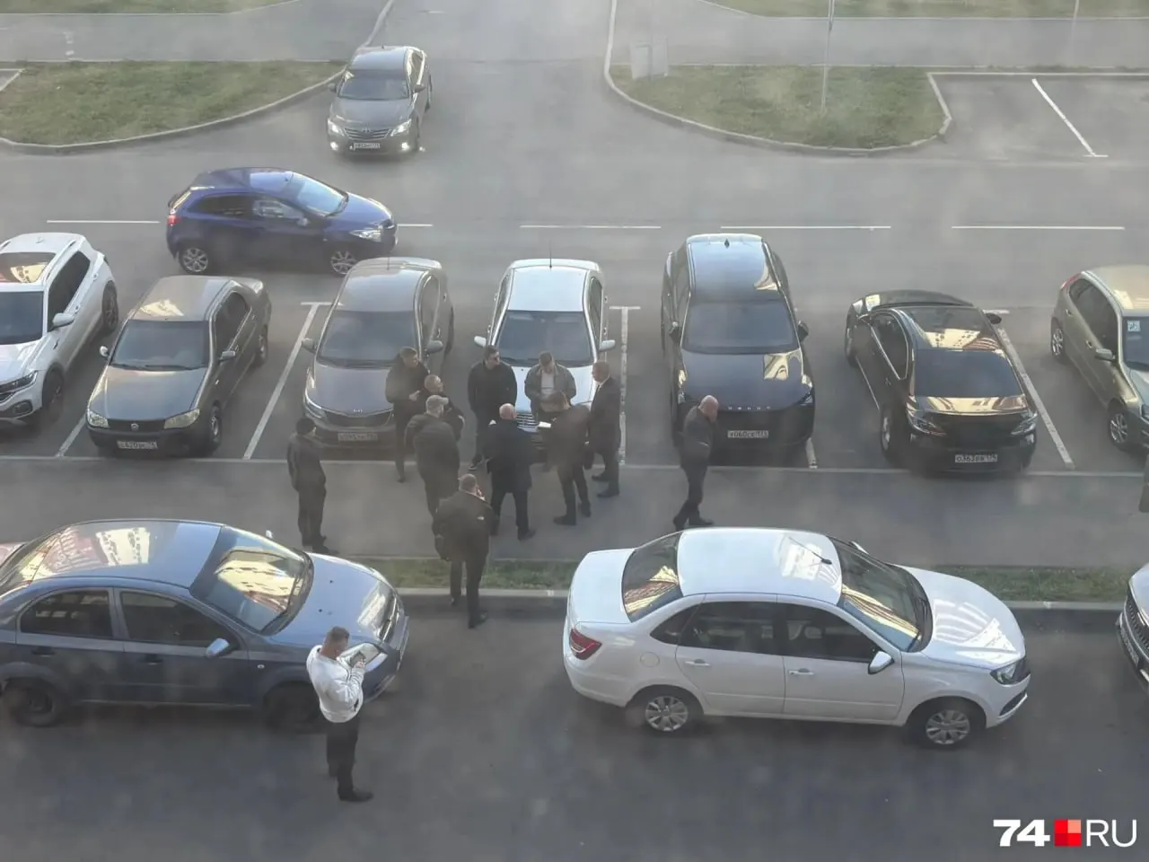 В Челябинске расследуют убийство, связанное с отчимом, где мать детей и охранник состояли в законном браке; младенец — общий ребенок, остальные дети — от разных отношений. Семья недавно переехала из Краснодара.