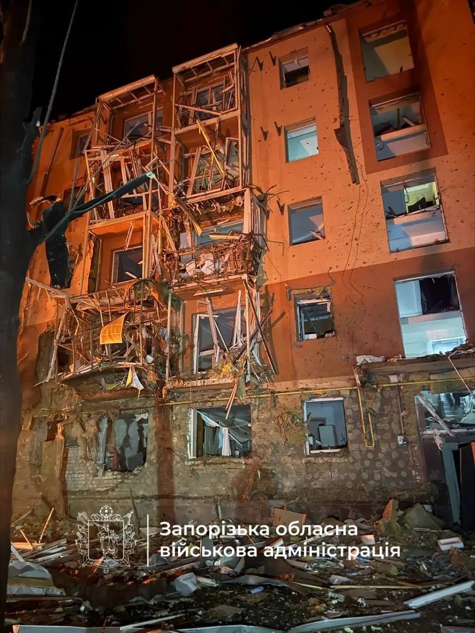 За ночь беспокойные события: дроны достигли Ленинградской, Новгородской, Московской областей и ХМАО; Рязанский НПЗ частично остановил производство; суд вынес приговор за призывы к терроризму; обсуждаются санкции США.