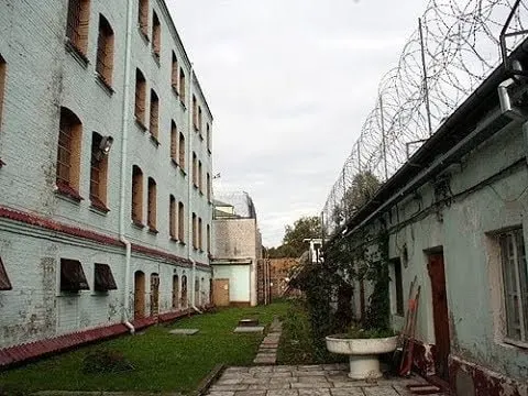 История Златоустовской тюрьмы охватывает путь от заводской гауптвахты до современных условий содержания, политические аресты и реформы в советский и постсоветский периоды.