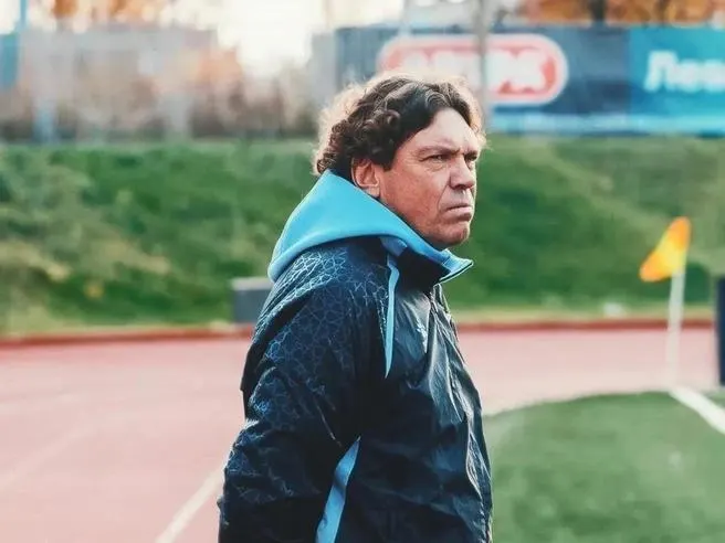 После двух лет работы тренер ушёл из клуба; команда впервые за годы вышла в Первую лигу.