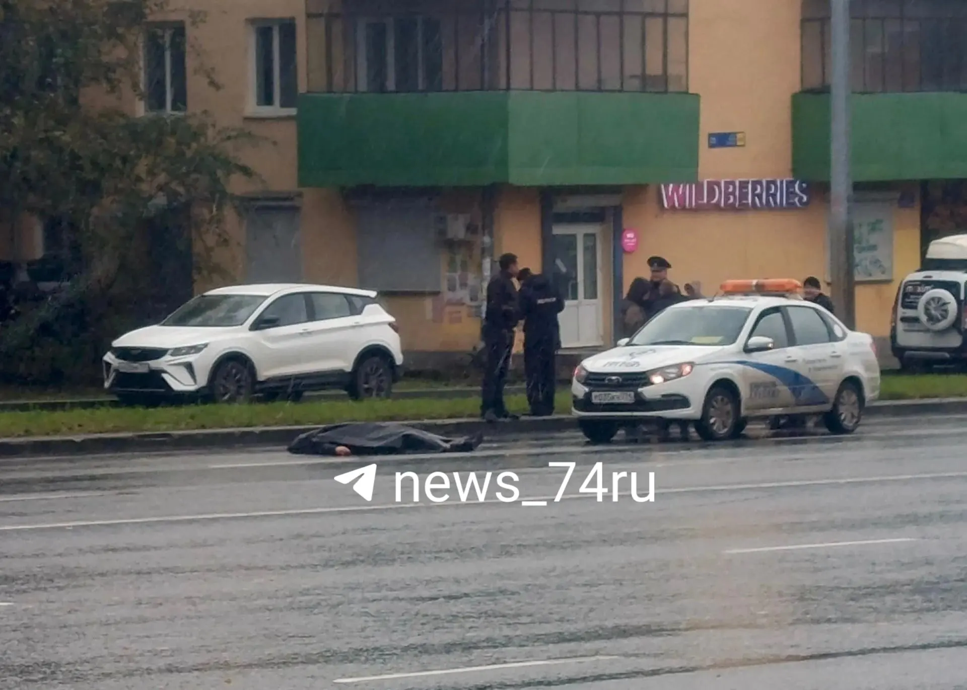 Очевидец сообщил о конфликте между двумя мужчинами; один ударил другого ножом. Нападавшего задержали; на месте работают правоохранительные органы.