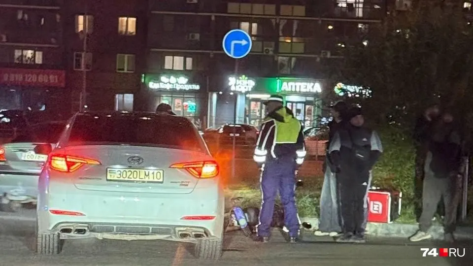 Очевидцы сообщили, что выезжавший из двора Hyundai Sonata сбил курьера на электровелосипеде. Пострадавший был доставлен в медицинское учреждение; на месте работают сотрудники ГИБДД.